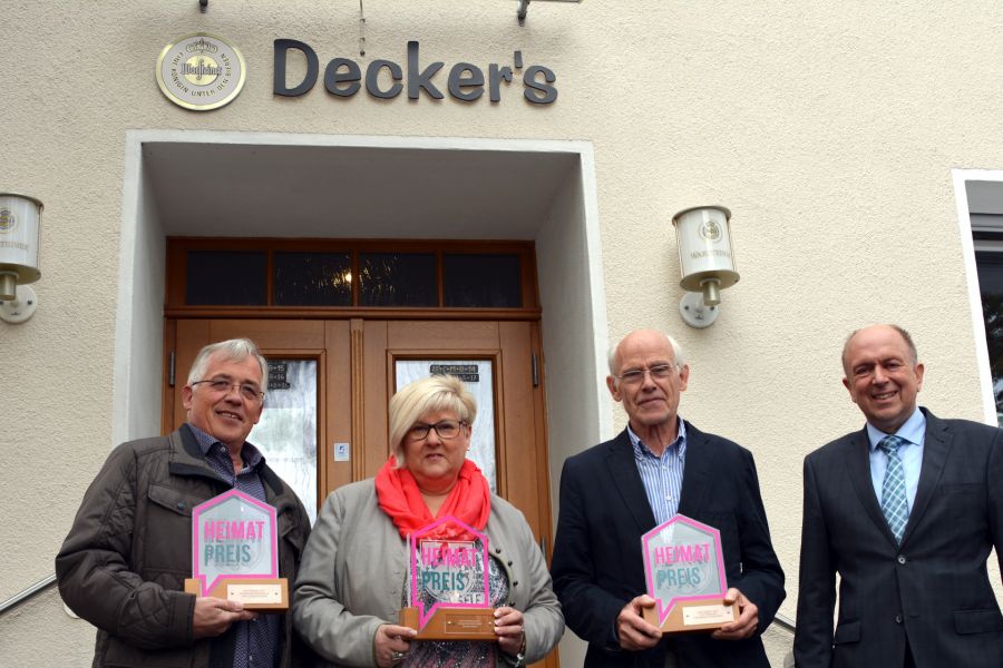 Über jeweils 3.333,33 Euro Preisgeld konnten sich die drei diesjährigen Ausgezeichneten freuen v.l. Hans-Bernd Günter (Vorsitzender der Dorfwerkstatt Bleichwäsche e.V.), Kornelia Wegener (stellvertretend für die Dorfgemeinschaft Borchen-Etteln), Peter Frielingsdorf und Landrat Christoph Rüther Foto: Kreis Paderborn, Presse- und Öffentlichkeitsarbeit, Meike Delang